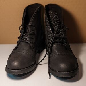 Maurices Black Zippered Ankle Boots With Gorgeous Details, Size 10